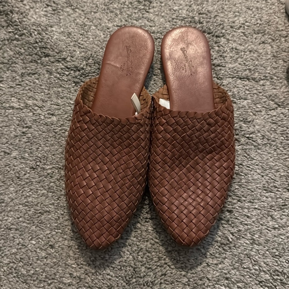 Universal thread clogs
